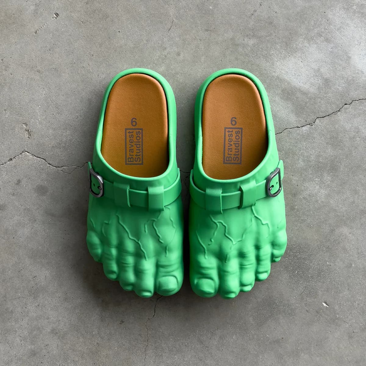 GREEN FOOT CLOGS