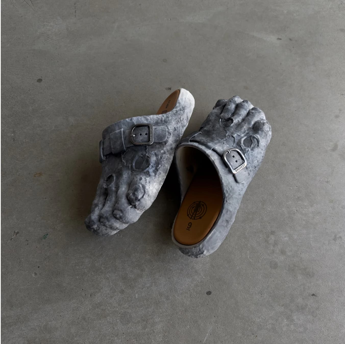 MOON FOOT CLOGS