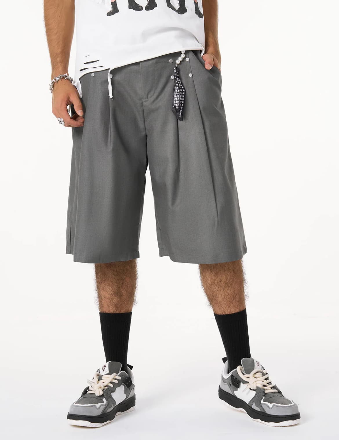 PLEATED DESIGN PENDANT DECORATION BAGGY SHORTS GREY